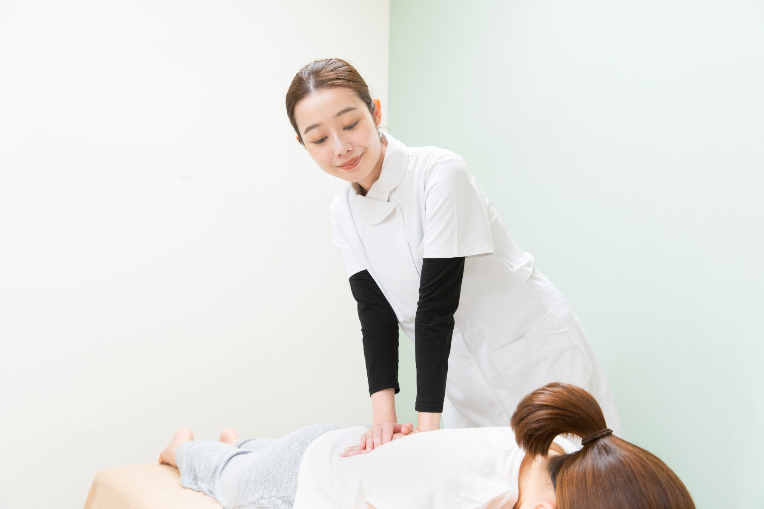 姿勢・骨盤の傾き・可動域を検査する様子