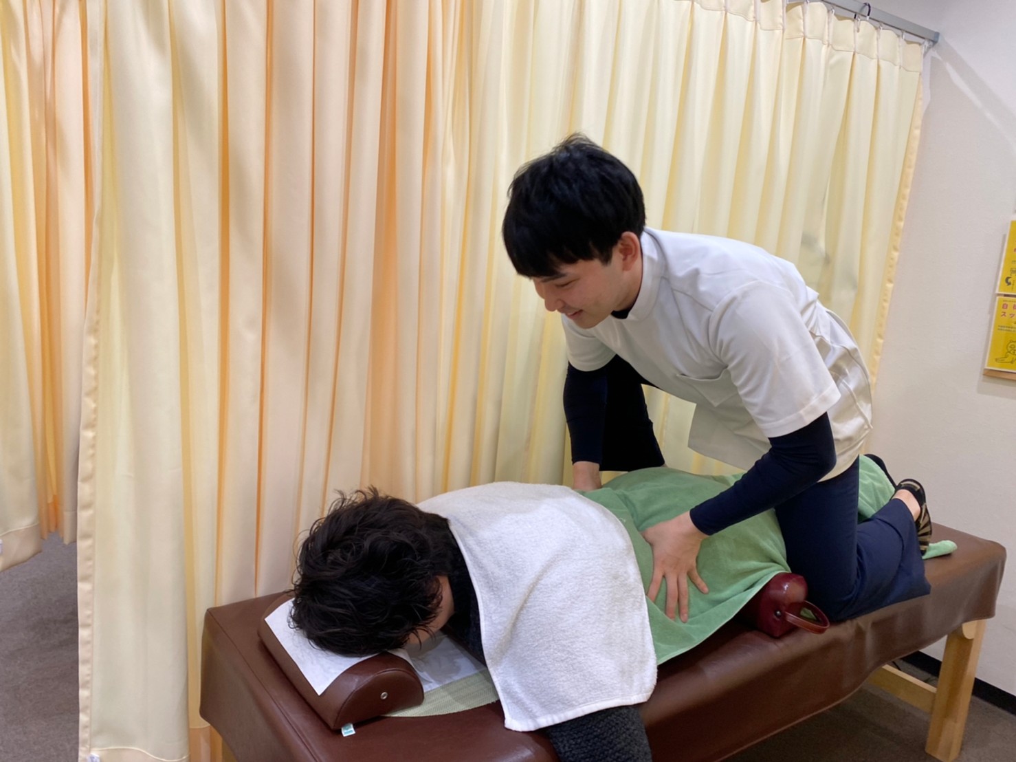 わだち鍼灸整骨院　JR尼崎院での骨盤矯正（手技）施術の様子