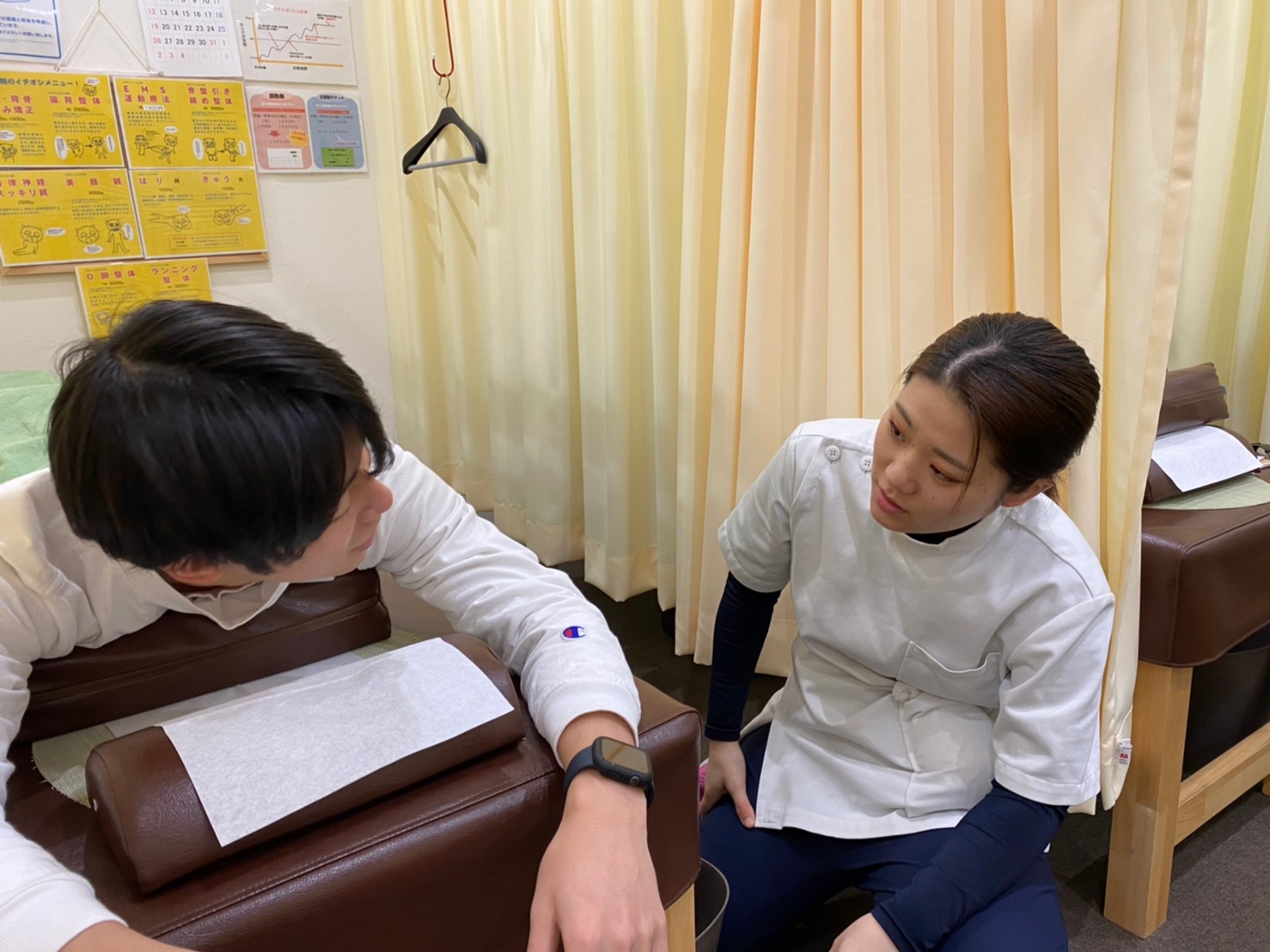 施術プランと費用感を説明し同意いただく様子