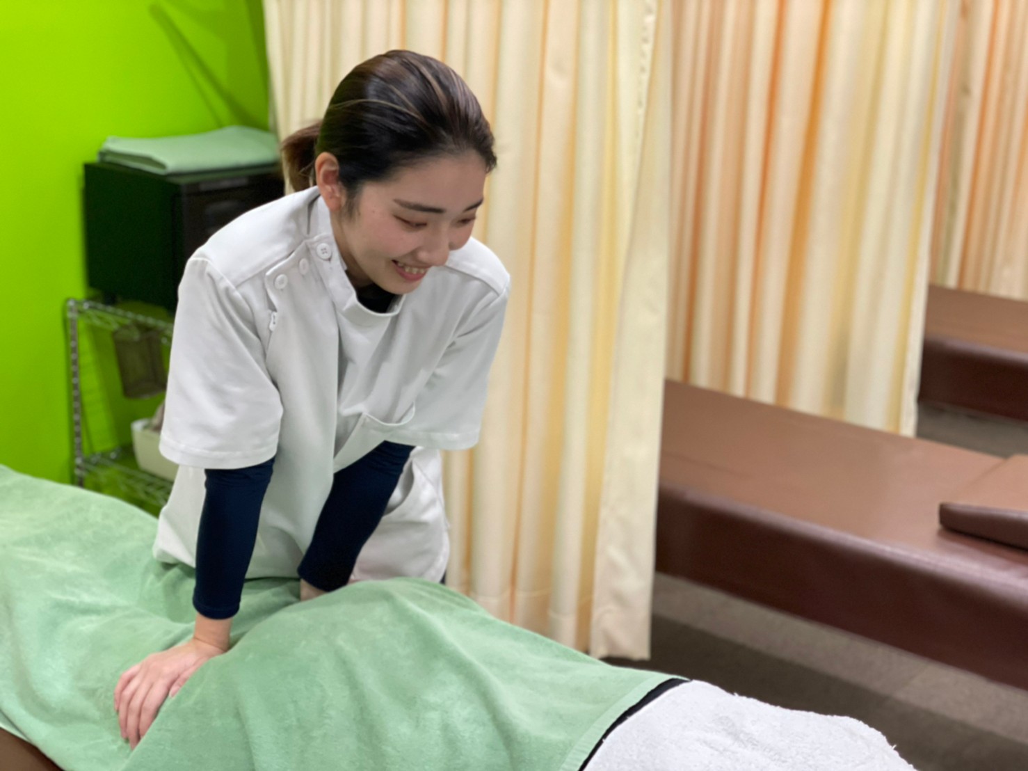 スタッフが笑顔で迎える様子